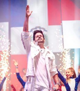 Manny Cruz se luce en el Palacio de los Deportes