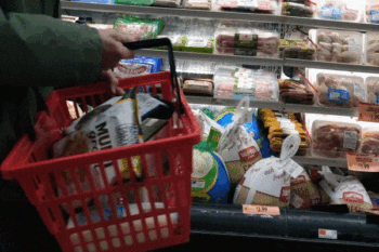 Buscan quitar cupones de comida a familias latinas en EE.UU.