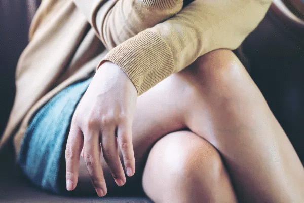 Sentarse con las piernas cruzadas puede provocar daños en la salud