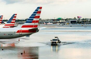 Aeropuerto de Fort Lauderdale busca abrir a medida que las inundaciones retroceden en Florida