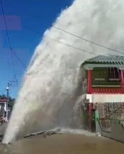 Explota por tercera vez tubería de agua en Santiago