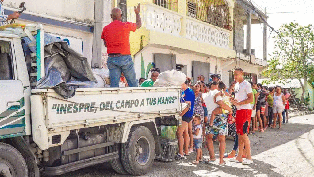 Residentes de Los Alcarrizos  se benefician del INESPRE