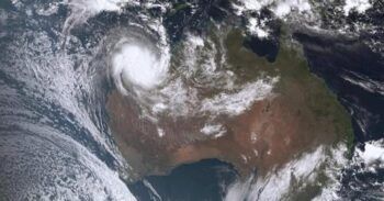 Inusual ciclón sacude a Australia con vientos de más de 132 millas