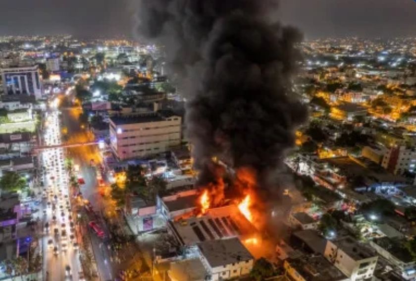 Se derrumba edificio tras fuerte incendio en la 27 de Febrero