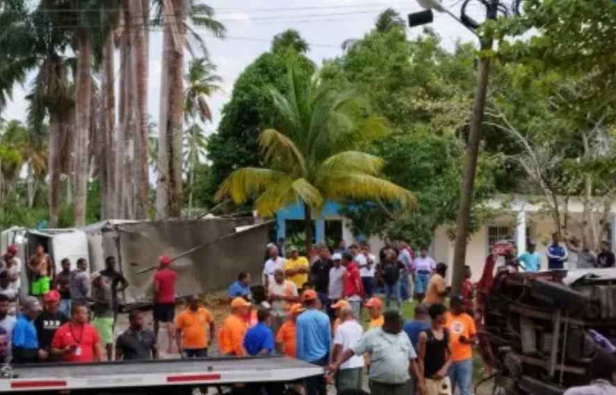 Mueren dos niños tras chocar camión con una escuela