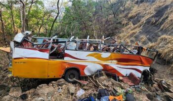 Trece muertos tras caer autobús por barranco en India