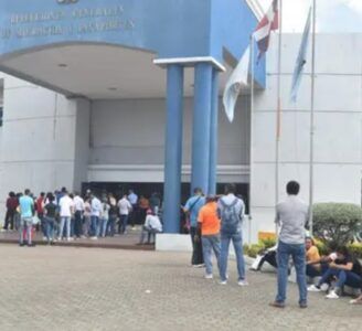 Personas que recibieron sello en el pasaporte deben hacer una cita para obtener nueva libreta