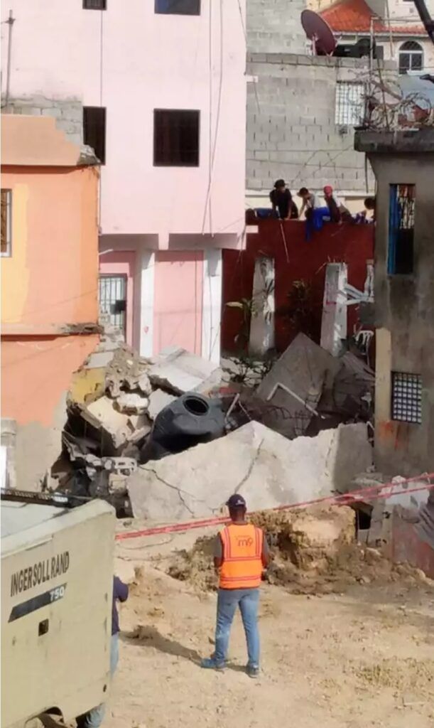 Colapsa pared en el kilómetro 9 de la Autopista Duarte