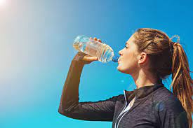 Tomar agua fría ayuda a perder peso