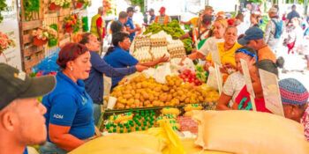 Santiagueros aprovechan las ofertas en Mercado de productores del Inespre