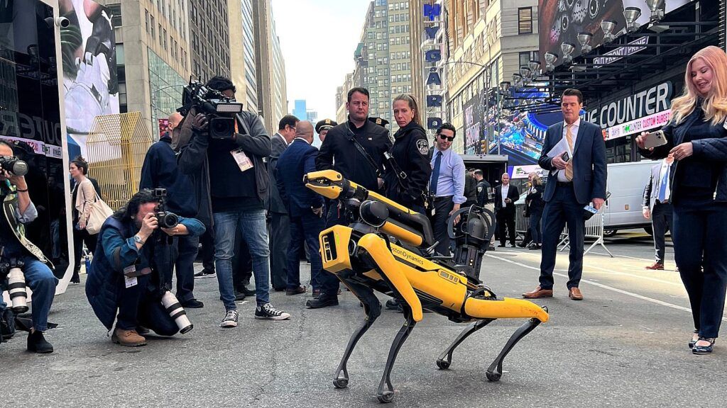 Nueva York presenta robots que ayudarán a la policía a patrullar