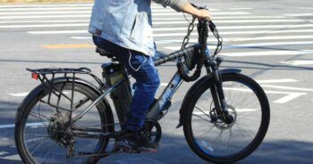 Muere latino tras chocar e-bike contra auto detenido en Nueva York