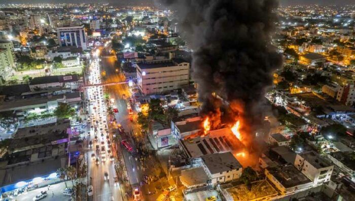 Un bombero herido tras voraz incendio en SD