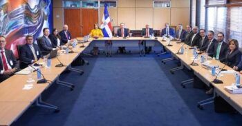 Gobernador del Banco Central recibe a misión del Fondo Monetario Internacional