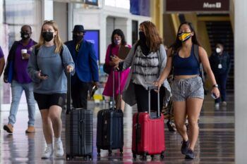 Las prendas de vestir que no recomiendan usar para viajar en un avión