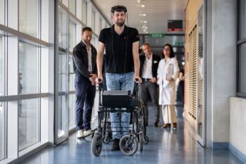 Un parapléjico vuelve a caminar gracias a la combinación de dos tecnologías