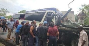 Dos muertos y 4 heridos tras choque camión y guagua en San Juan