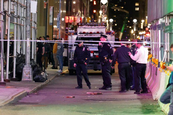 Mujer cayó al vacío desde hotel en Times Square, Nueva York