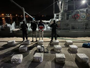 ABORDAN LANCHA CON 325 PAQUETES PRESUMIBLEMENTE COCAÍNA EN BARAHONA; APRESAN DOS