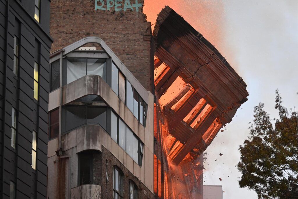 Edificio colapsa tras incendiarse en Australia