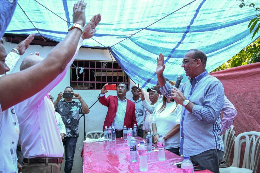 Destacados dirigentes del PLD y el PRSC pasan a las filas del PRM en Azua