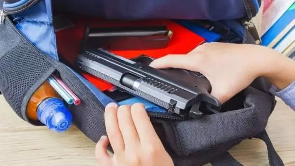 Joven acuchilla a su profesora y amenaza a la clase con pistola juguete