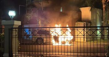 Desconocido incendia vehículo en Piantini