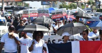 Trabajadores activos y desvinculados del Metro marchan hacia el Palacio Nacional