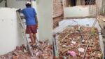 Hombre destruye la casa que había construido en la propiedad de sus suegros