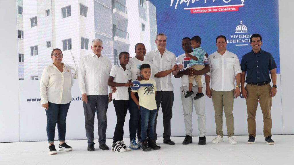 Abinader entrega 150 apartamentos a familias en Santiago