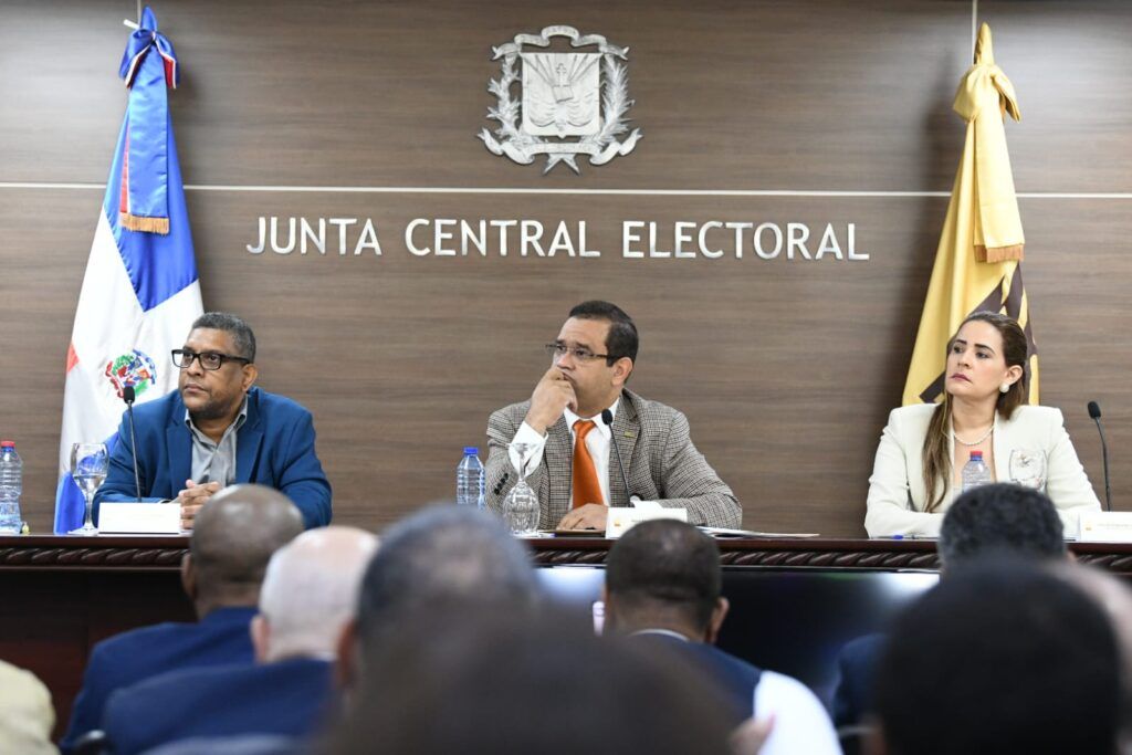 JCE sostiene reunión con delegados de organizaciones políticas