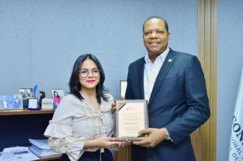 Eddy Alcántara recibe reconocimiento como el funcionario público más destacado en el mes de mayo