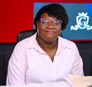 Emiten orden de arresto contra la «neurocientífica» Elizabeth Silverio