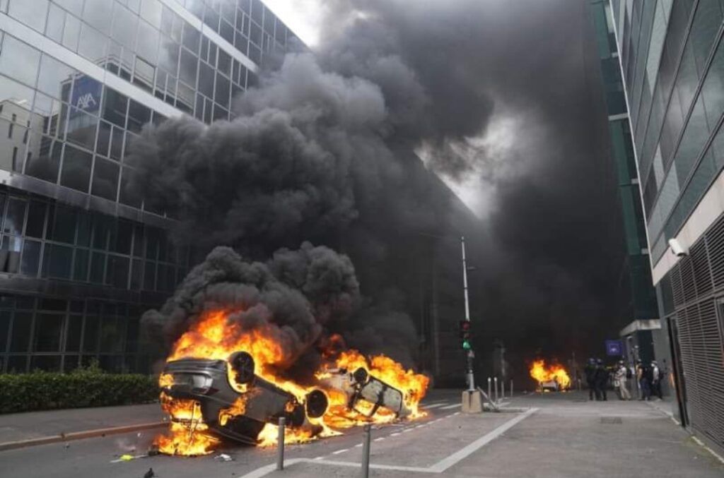 Un joven muere al caer de un techo durante protestas en Francia