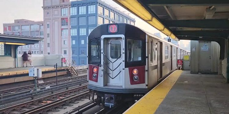 Muere adolescente al caer de un vagón en el metro de NY