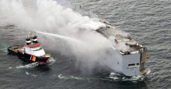 Un muerto tras incendio de un carguero con casi 3.000 vehículos