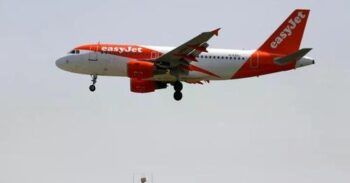 Avión de pasajeros que aterrizó de emergencia se salió de control en la pista