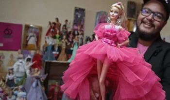 Hombre presume colección de más de 200 muñecas de Barbie