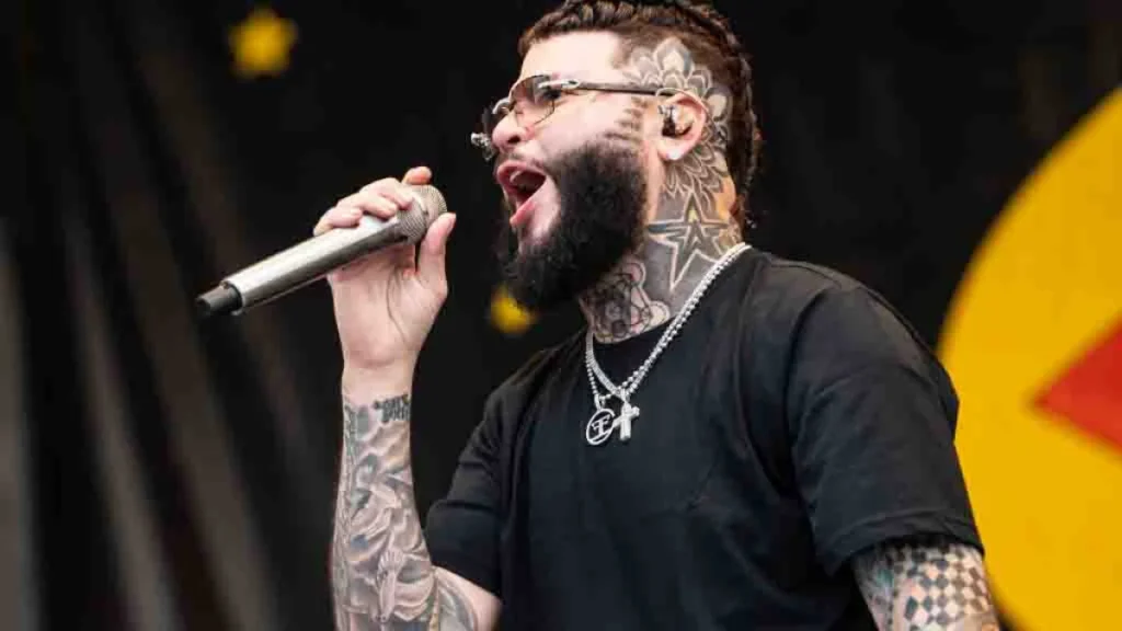 Cientos de jóvenes acuden a concierto cristiano de Farruko