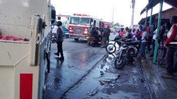 Bomberos liberan hombre quedó atrapado en accidente en Av. Punta Cana