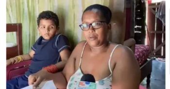 Madre pide ayuda para adquirir prótesis y lentes para su hijo en Monte Plata