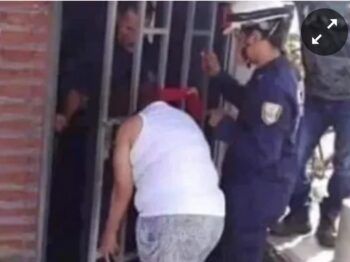 Insólito Bomberos acuden en ayuda de  mujer que quedó atorada por «chismosa»