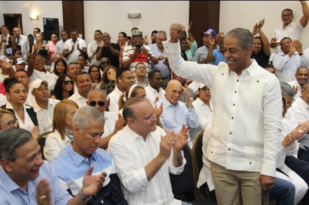 Federico Reynoso y su equipo se unen en un masivo acto de apoyo a la candidatura de Ulises Rodríguez como Alcalde de Santiago