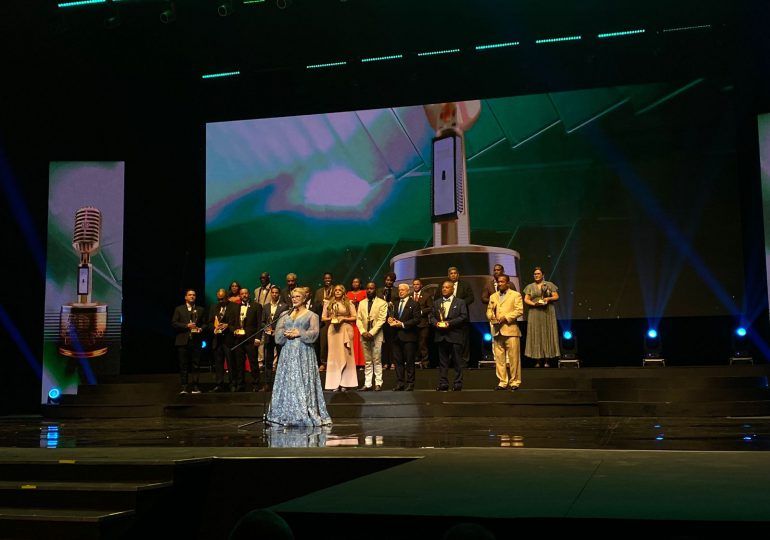Apagón en pleno escenario de los Premios Micrófono de Oro