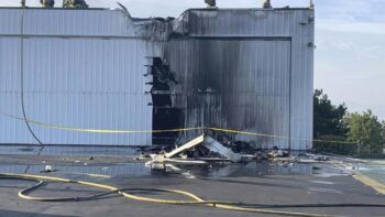 3 muertos al chocar avión con hangar en aeropuerto de California