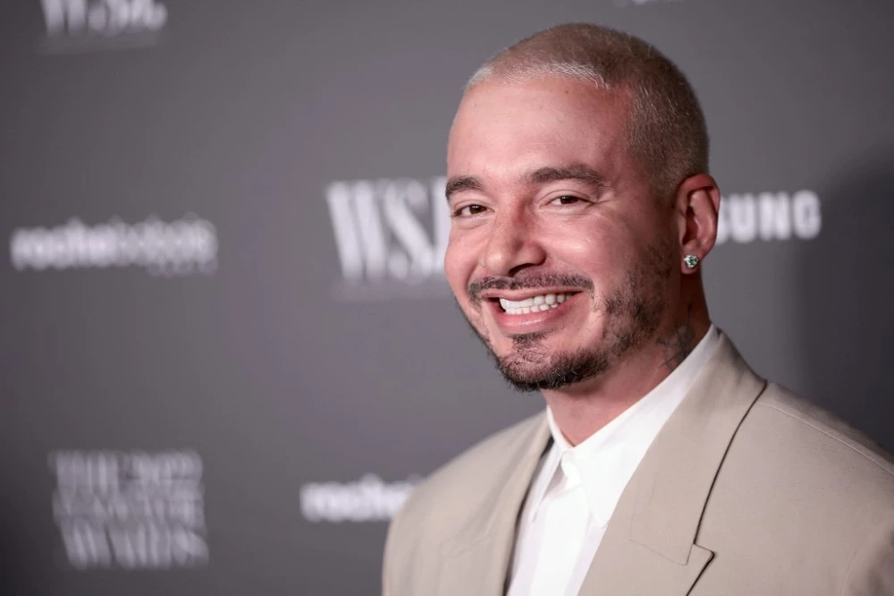 J Balvin sufrió fuerte caída mientras conducía una moto