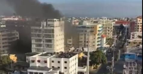 Se incendia edificio cerca de la Rómulo Betancourt