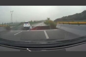 Auto cae al vacío tras colapso de un puente en China