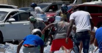 Saquean patana cargada de agua que se accidentó en avenida Luperón