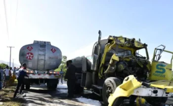 Accidente entre dos camiones en carretera Azua-Baní